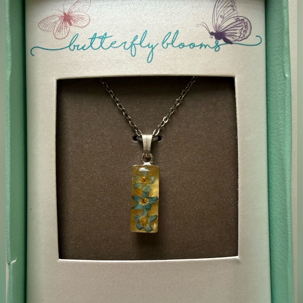 Elegant Floral Pendant Necklace